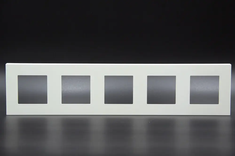 Outlet Z-Switch 5-ös műanyag keret Fehér