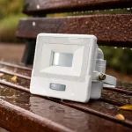 LED reflektor PIR érzékelővel 10W, 735lm, Samsung chip, 1m kábel, 100°, IP65, fehér színű Árcsökkenés
